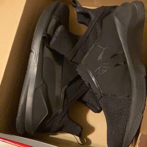 Fierce Core Pumas Size 6.5 Women’s